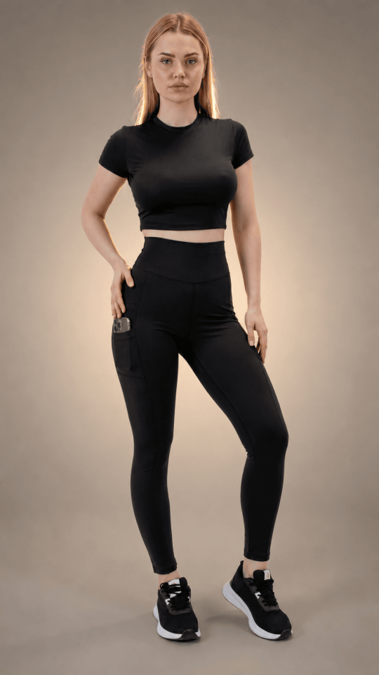 Siyah Cepli Tayt ve Siyah Crop T-Shirt